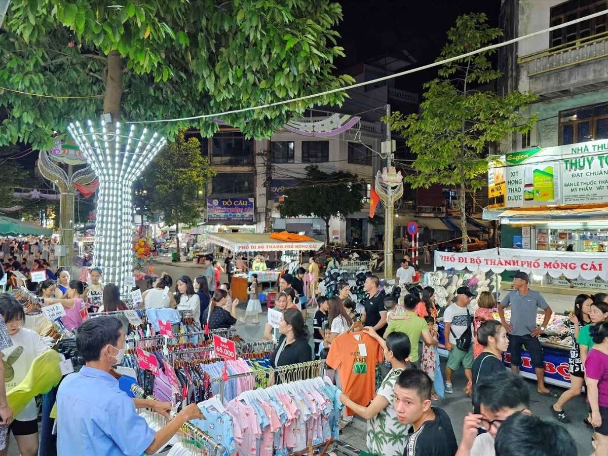 Hơn 100 cửa hàng và quầy hàng di động tại phố đi bộ Trần Phú tạo nên không gian mua sắm phong phú với nhiều mặt hàng.