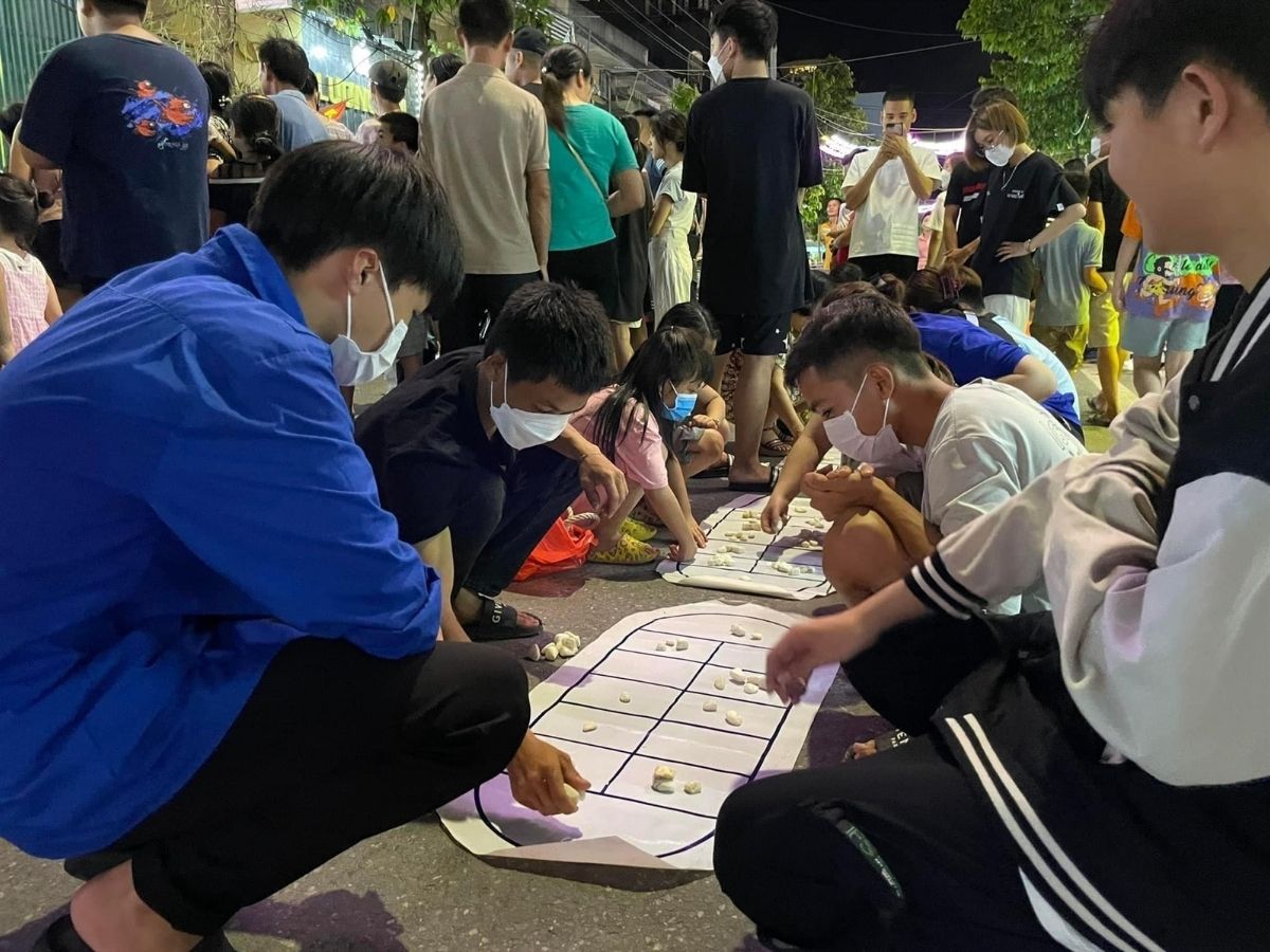 Khu vui chơi tại phố đi bộ Trần Phú thường xuyên rộn vang tiếng cười nhờ các trò chơi dân gian.