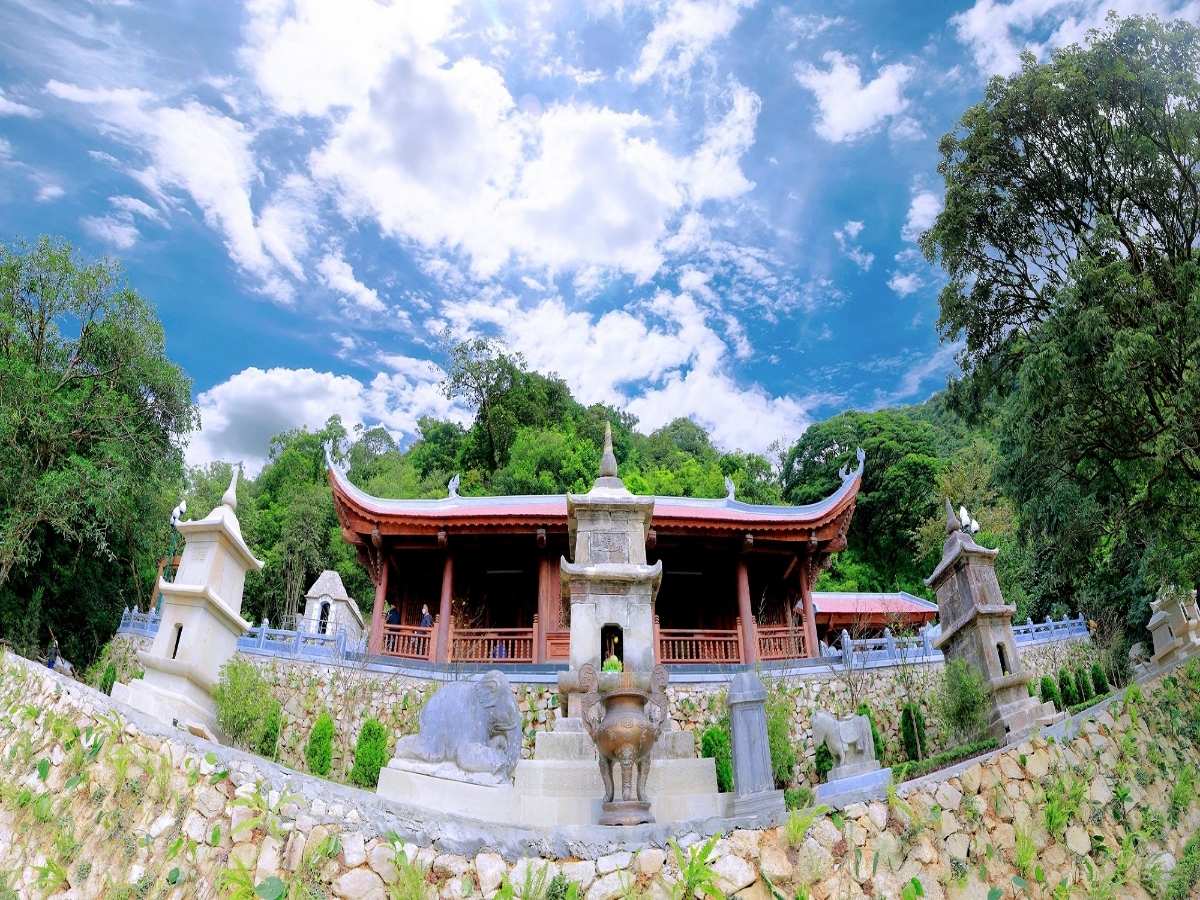 Quần thể chùa am Ngọa Vân là một biểu tượng kiến trúc Phật giáo cổ truyền với tổng cộng 15 điểm di tích bố trí hài hòa theo thế núi.
