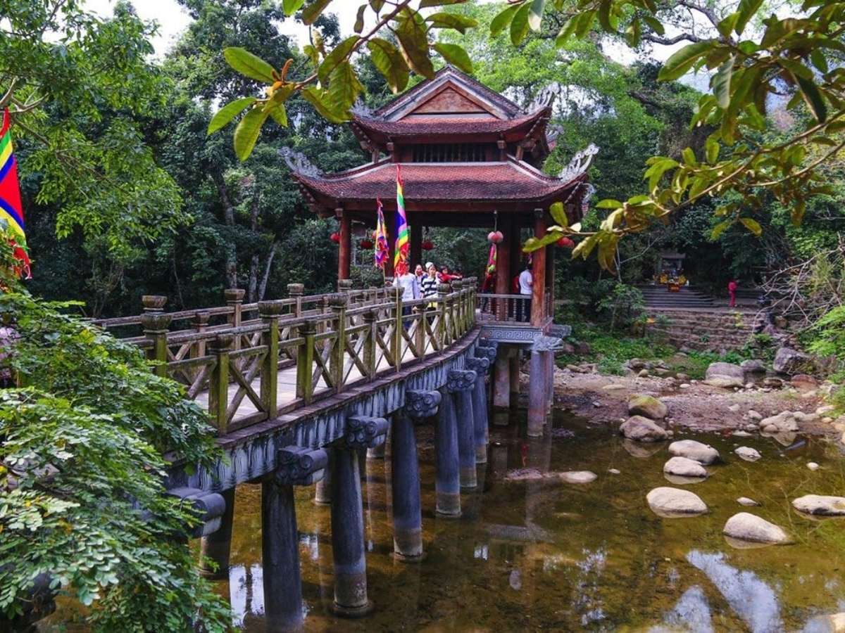 Nép mình giữa thiên nhiên hùng vĩ của núi rừng Yên Tử, Chùa Giải Oan tọa lạc tại chân núi Ngọc.