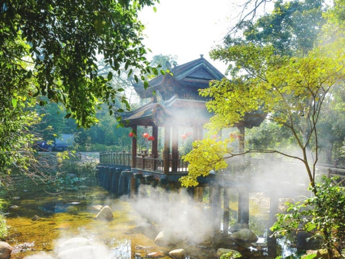 Chùa Giải Oan được xây dựng từ thời Trần trên nền đàn tràng cầu siêu cho các cung nữ, gắn liền với lịch sử Phật giáo Yên Tử.