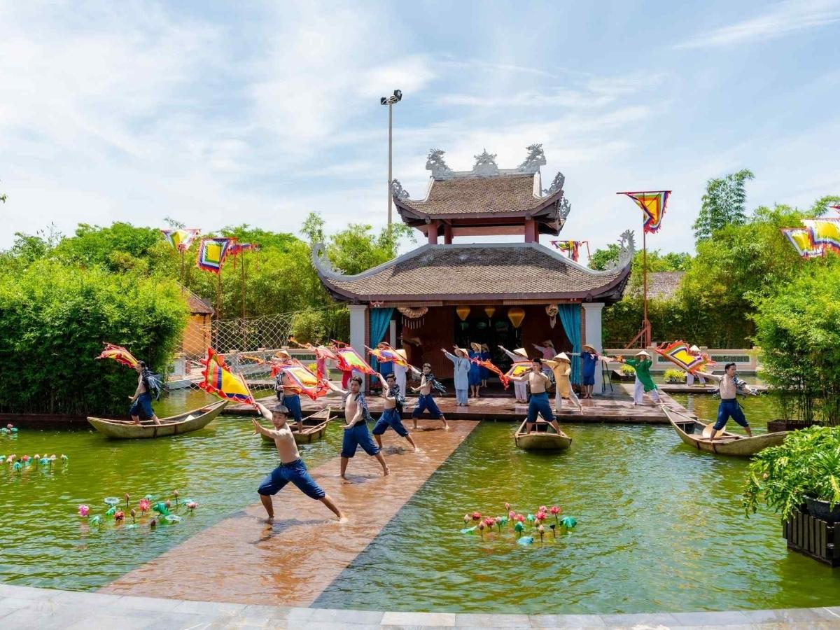 Bên cạnh đó, suối Giải Oan với làn nước trong xanh, phía sau là núi Ngọc, tạo nên khung nền tự nhiên tuyệt đẹp cho những bức ảnh lưu niệm.
