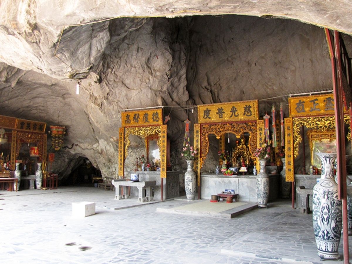 Bên trong hang, các nhũ đá với đủ hình thù độc đáo tạo nên điểm nhấn cho Chùa Động Hang Son.