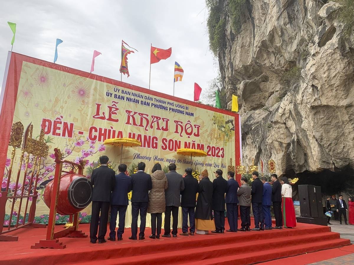 Tại Chùa Động Hang Son, các ngày lễ Phật giáo diễn ra thường xuyên, gắn liền với truyền thống Trúc Lâm và lịch sử Yên Tử.