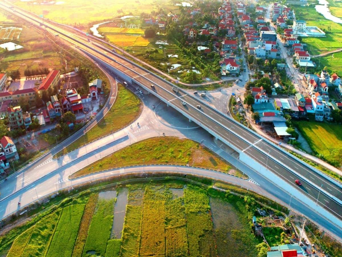 Vẻ đẹp của Đảo Hà Nam nổi bật nhờ sự kết hợp giữa những cánh rừng ngập mặn bạt ngàn ngoài đê và những ô ruộng xanh tươi bên trong.