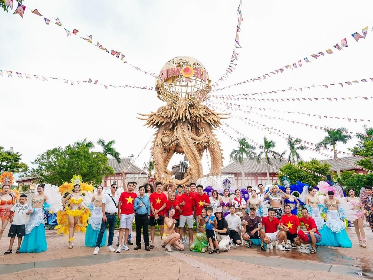 Sau bữa trưa, lịch trình trở nên sôi động hơn khi ghé Sun World Ha Long để vui chơi