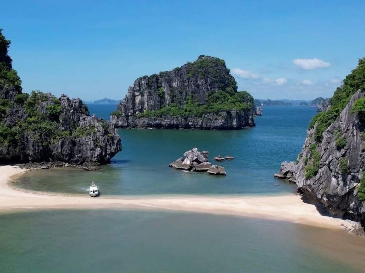 Bãi Cát Oăn không phải là nơi tập trung các hoạt động thương mại mà giống như một “kho báu” dành cho những ai yêu thích không gian yên bình.