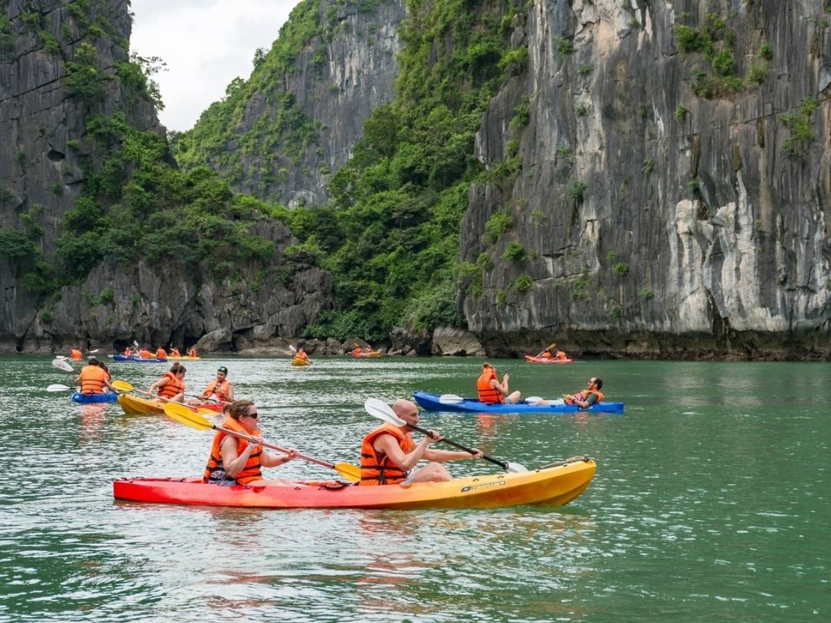Kayak hoặc ca nô nhỏ là lựa chọn lý tưởng cho những ai thích gần gũi thiên nhiên, muốn tự mình len lỏi qua các khu vực mà tàu lớn không tới được.
