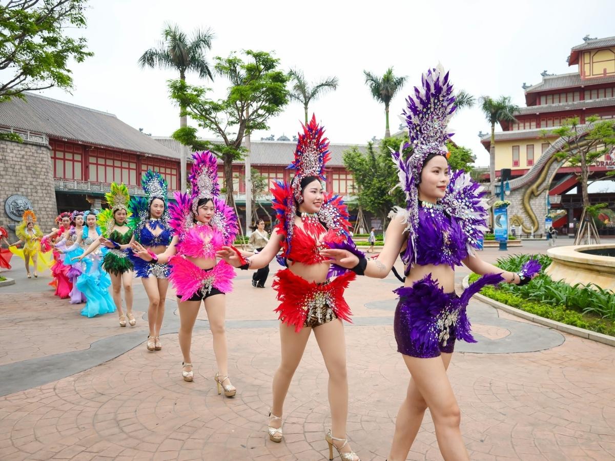 Ngày thứ hai dành cho các hoạt động giải trí tại Sun World Ha Long hoặc tham quan các hang động nổi tiếng khác trong vịnh.