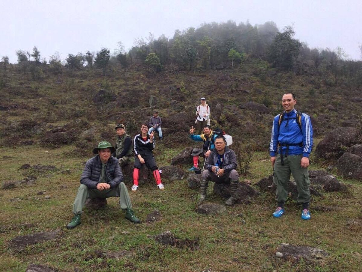 Hành trình trekking lên đỉnh núi cao nhất Quảng Ninh chủ yếu theo các lối mòn xuyên rừng.