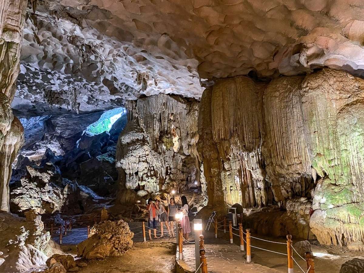 Hang Sửng Sốt là một trong những điểm dừng chân nổi tiếng trong hành trình tour du thuyền hạ long 3 ngày 2 đêm.