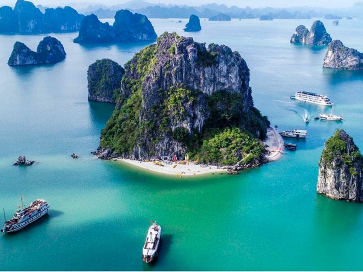 Chi phí cho tour du thuyền hạ long 3 ngày 2 đêm có thể thay đổi tùy theo hạng du thuyền và dịch vụ đi kèm.