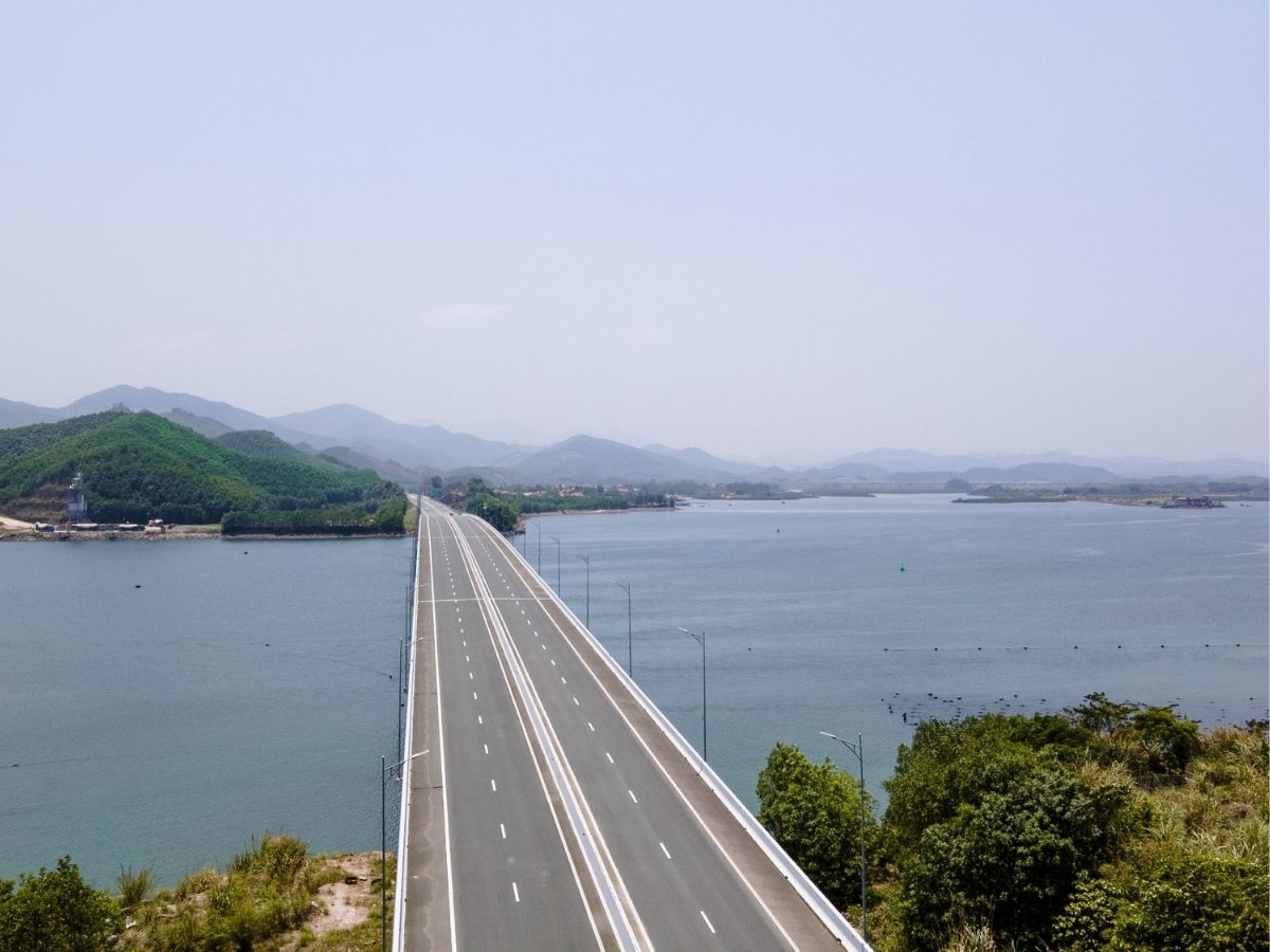 Từ Hạ Long đi Vân Đồn
