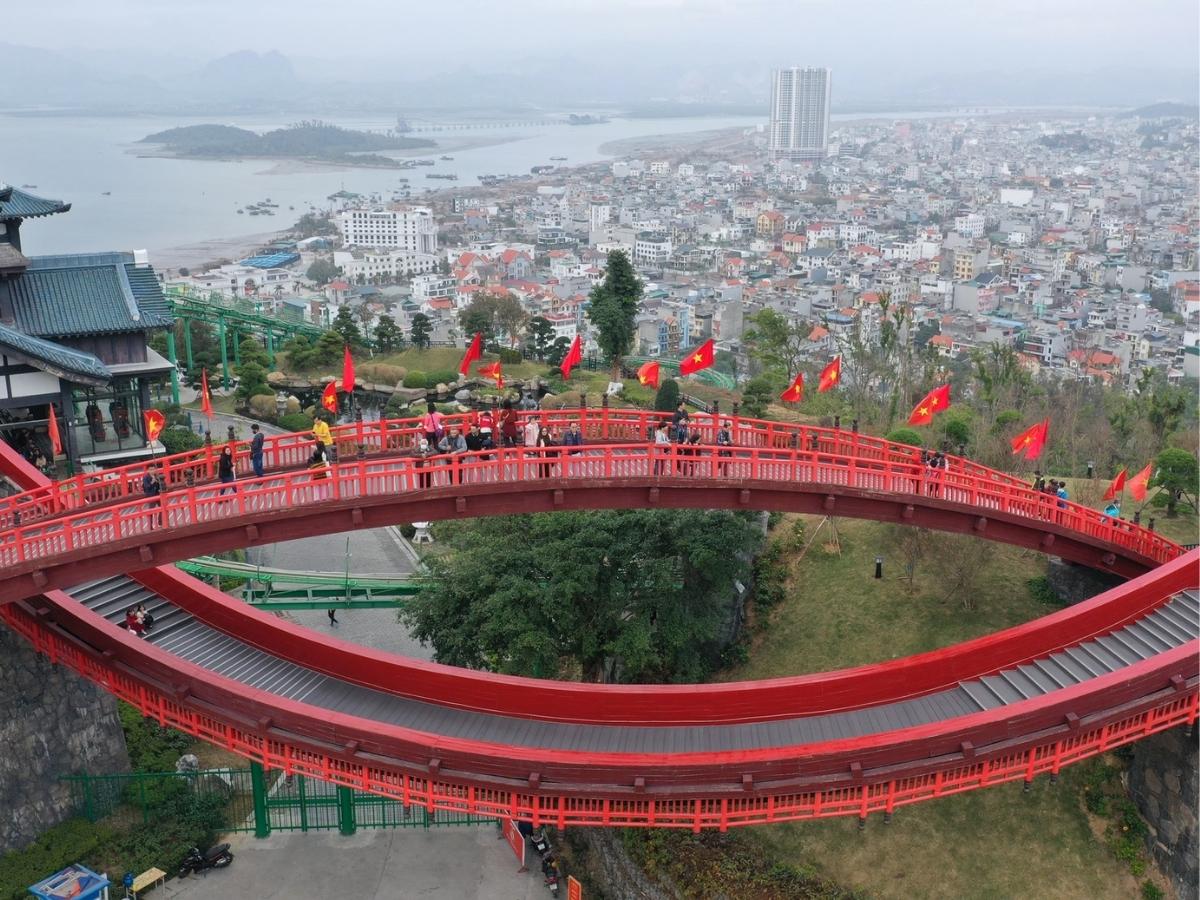 Sun World Ha Long là tổ hợp vui chơi giải trí lớn nằm bên bờ biển Bãi Cháy với diện tích hơn 160 ha.