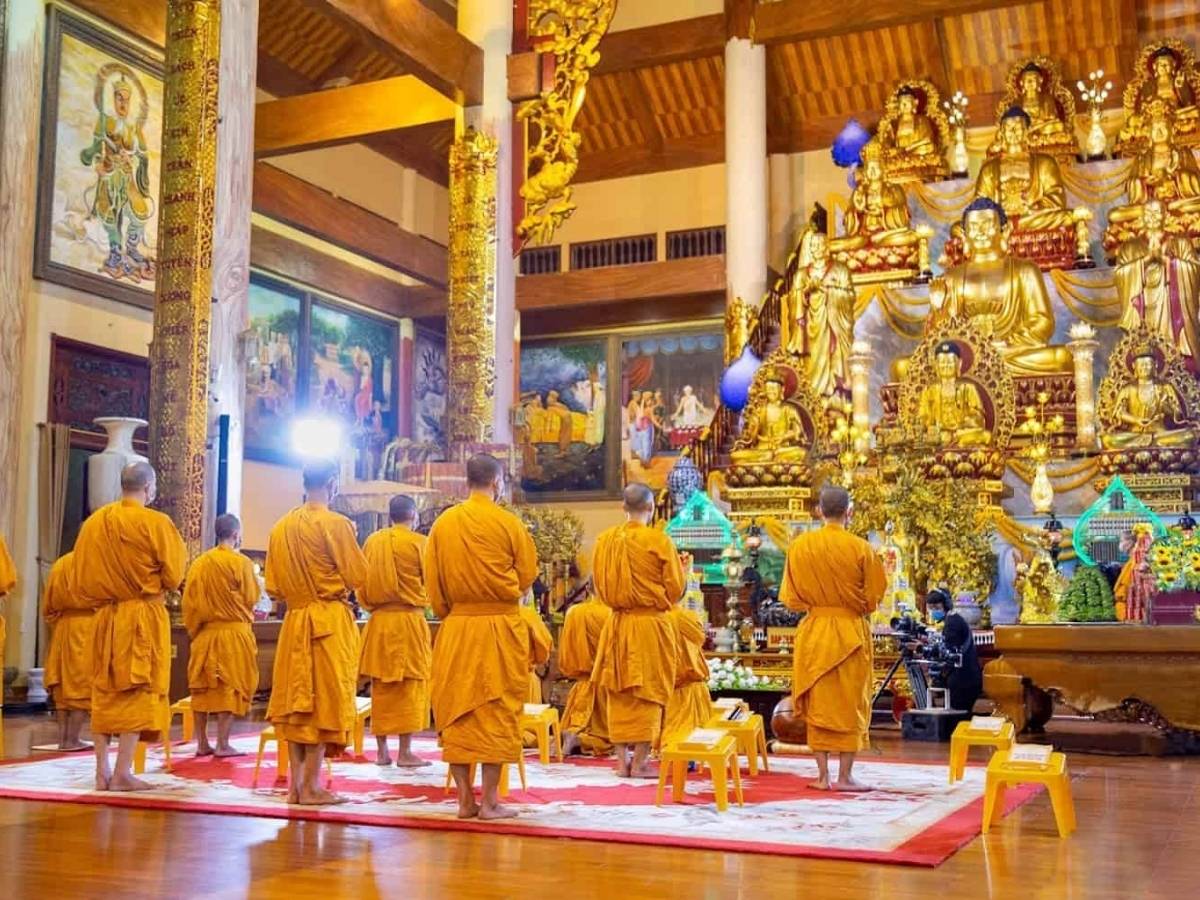Chiêm bái tượng Phật ở chùa Ba Vàng