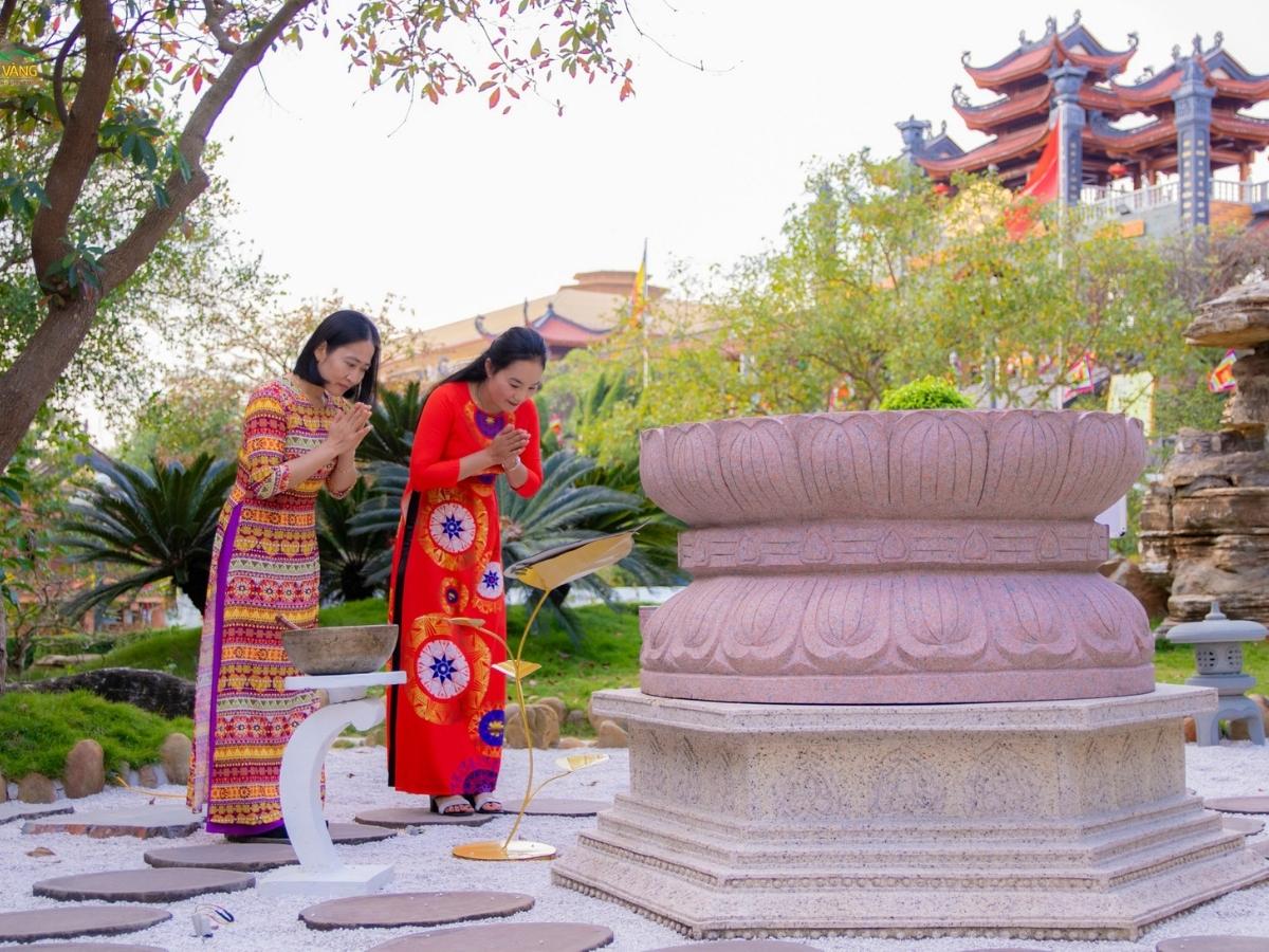 Tượng Phật A Di Đà chùa Ba Vàng
