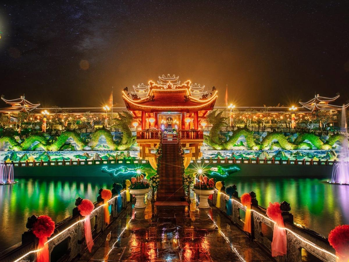 Chùa Một Cột và Hồ Bán Nguyệt chùa Ba Vàng