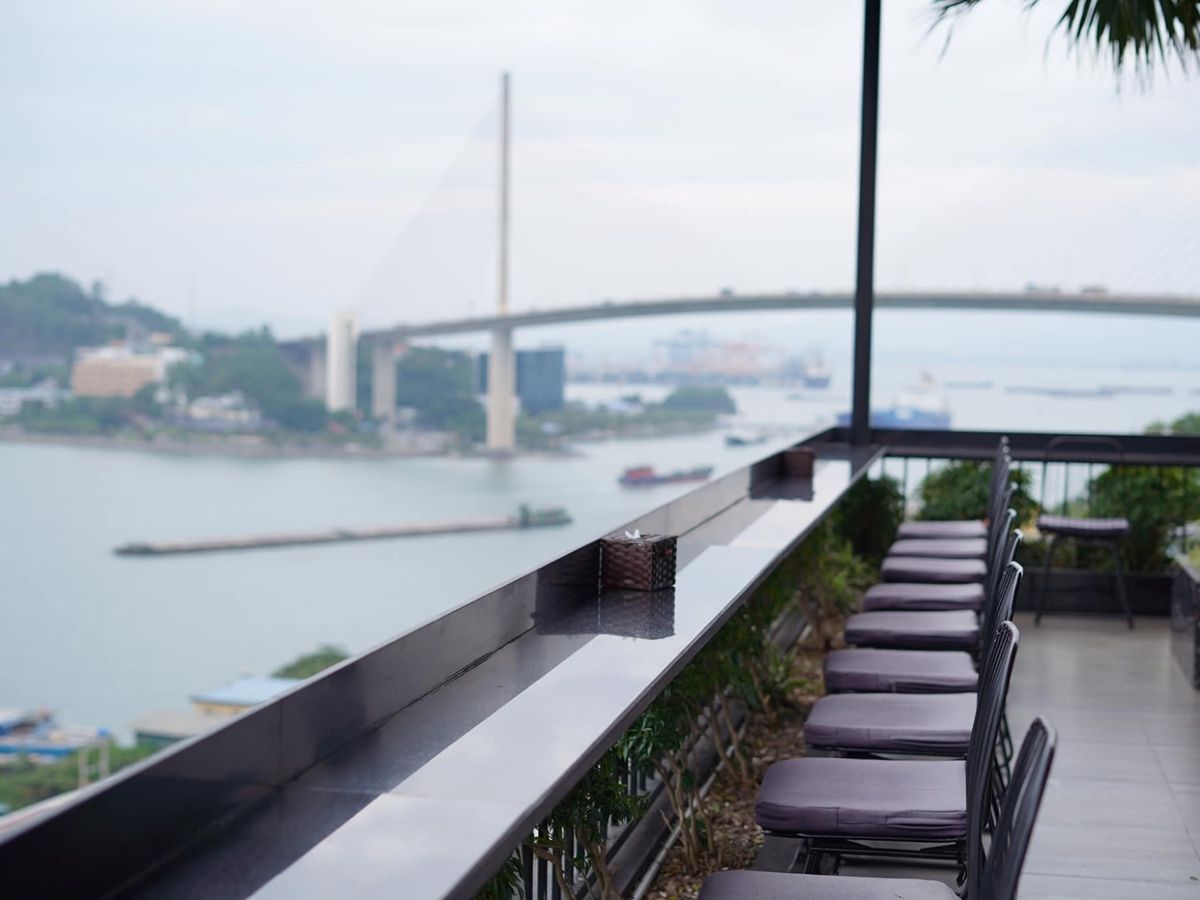 Gió Coffee với khu rooftop thoáng đãng ngắm cầu Bãi Cháy và thành phố Hạ Long