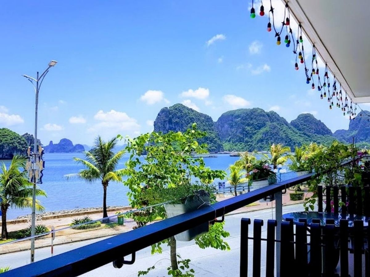 Không gian quán cafe view biển Hạ Long với khung cảnh thiên nhiên thư thái