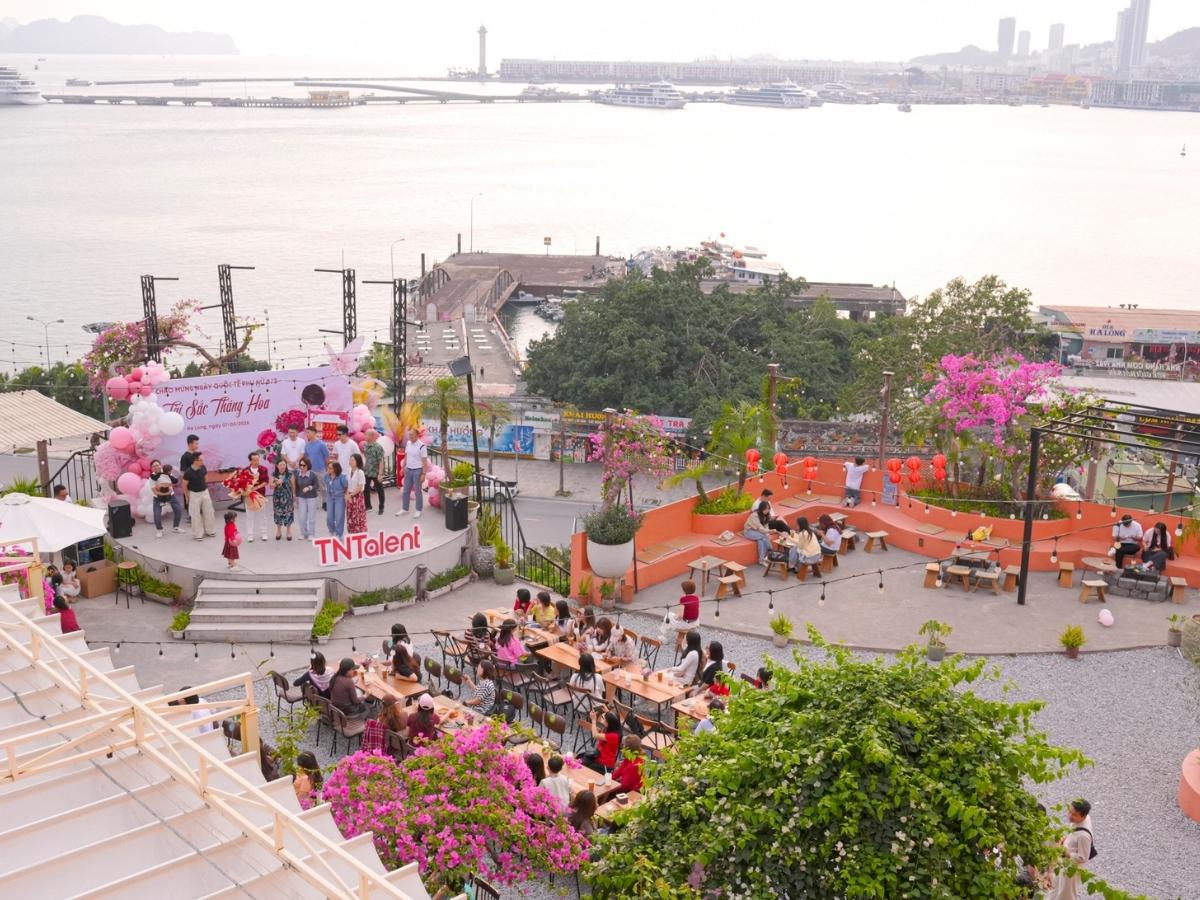 Đồi Mặt Trời với tầm nhìn toàn cảnh vịnh Hạ Long, cầu Bãi Cháy và vòng quay Mặt Trời