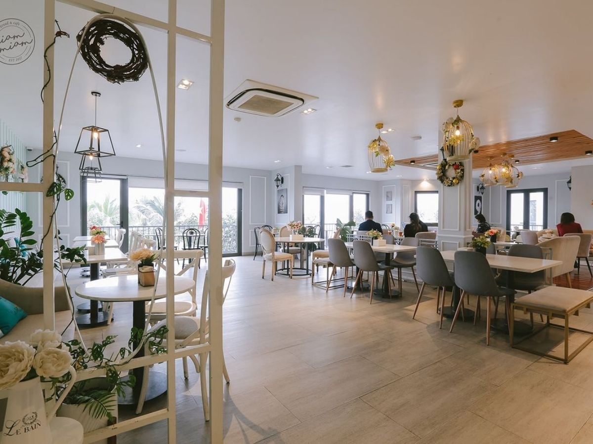 Miam Miam Bread & Cafe với thiết kế nhiều hoa và ban công nhìn ra biển Hạ Long