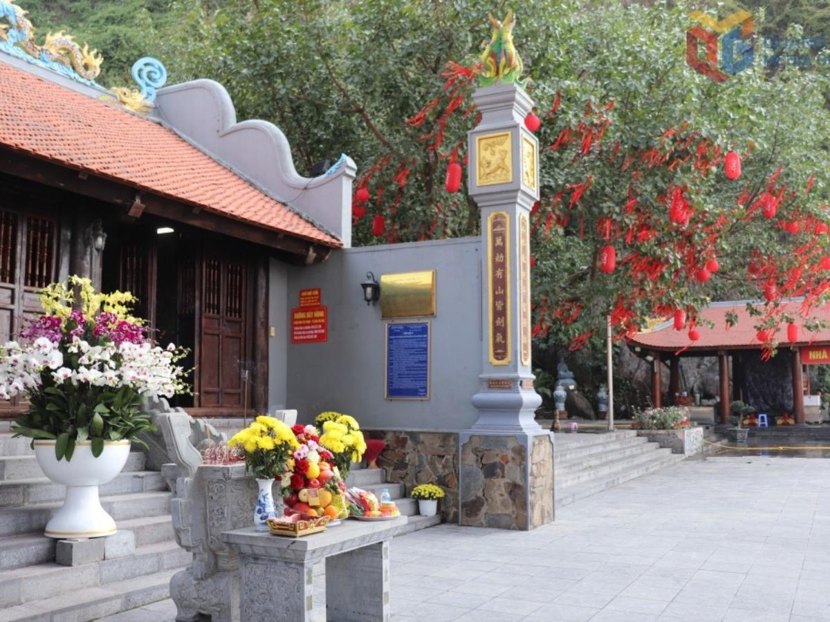Không gian thờ tự trang nghiêm tại Đền Đức Ông Trần Quốc Nghiễn