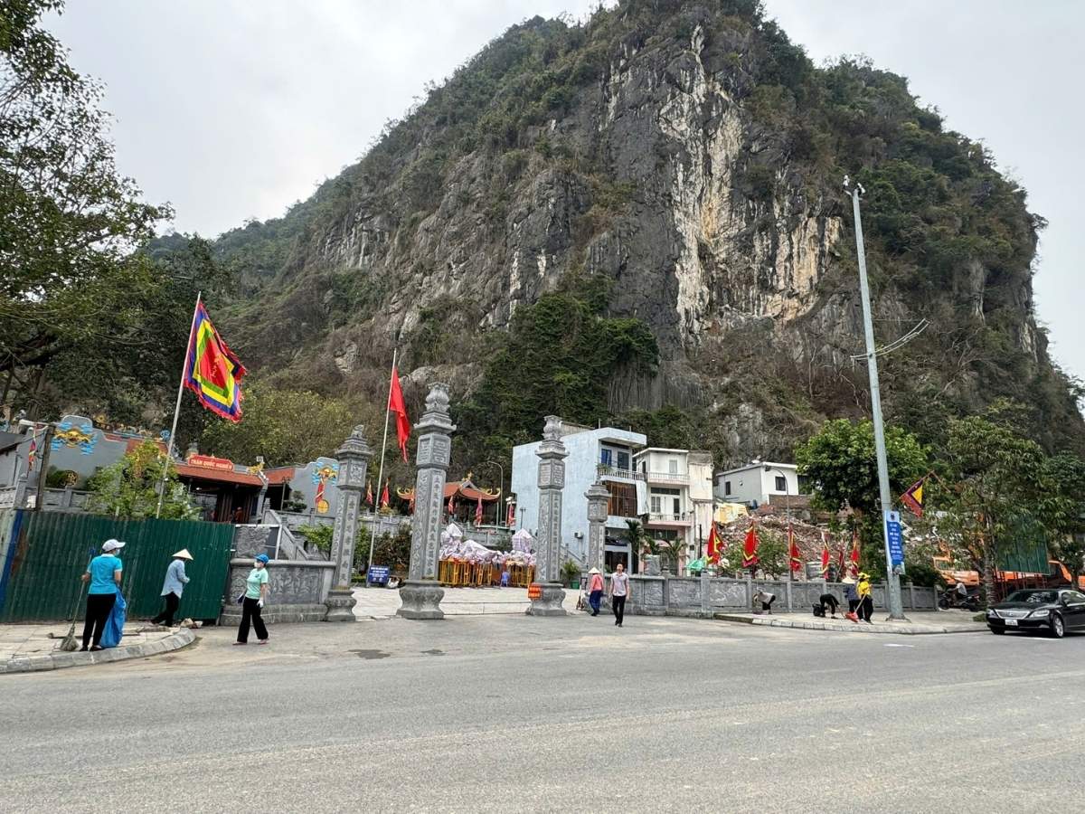 Cầu Bãi Cháy trên đường di chuyển từ Bãi Cháy đến Đền Đức Ông Trần Quốc Nghiễn