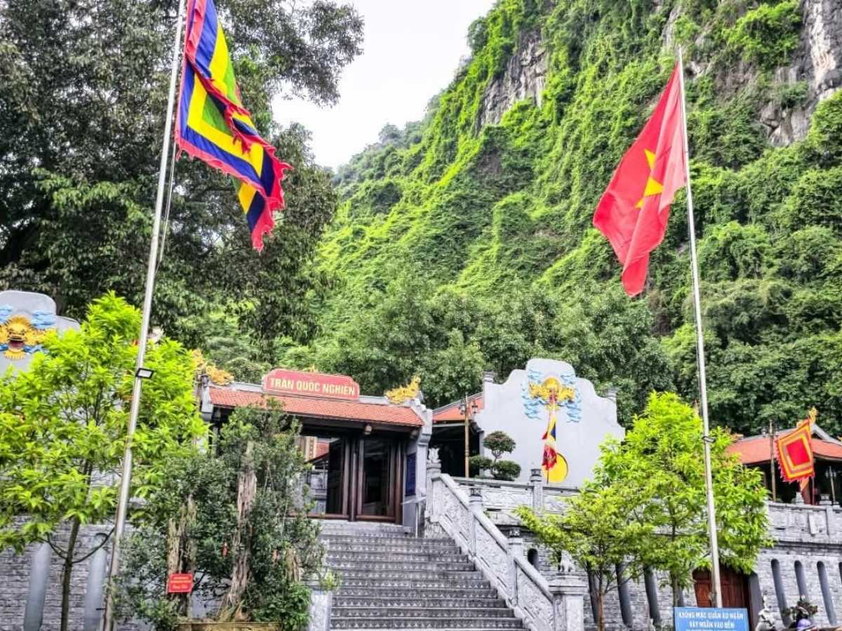Toàn cảnh thành phố Hạ Long, cầu Bãi Cháy và vịnh nhìn từ Đền Đức Ông Trần Quốc Nghiễn