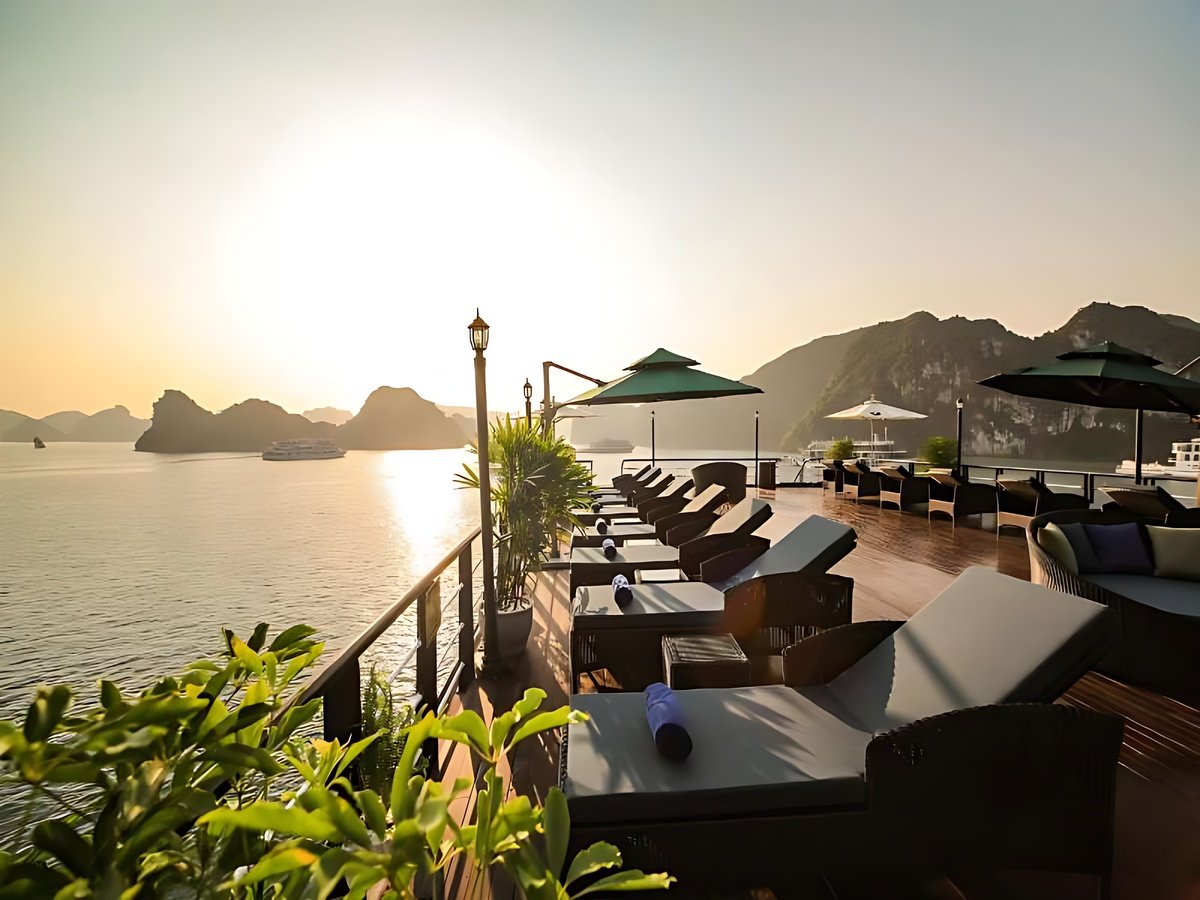 Quán cafe Bãi Cháy có tầm nhìn thoáng ra vịnh Hạ Long