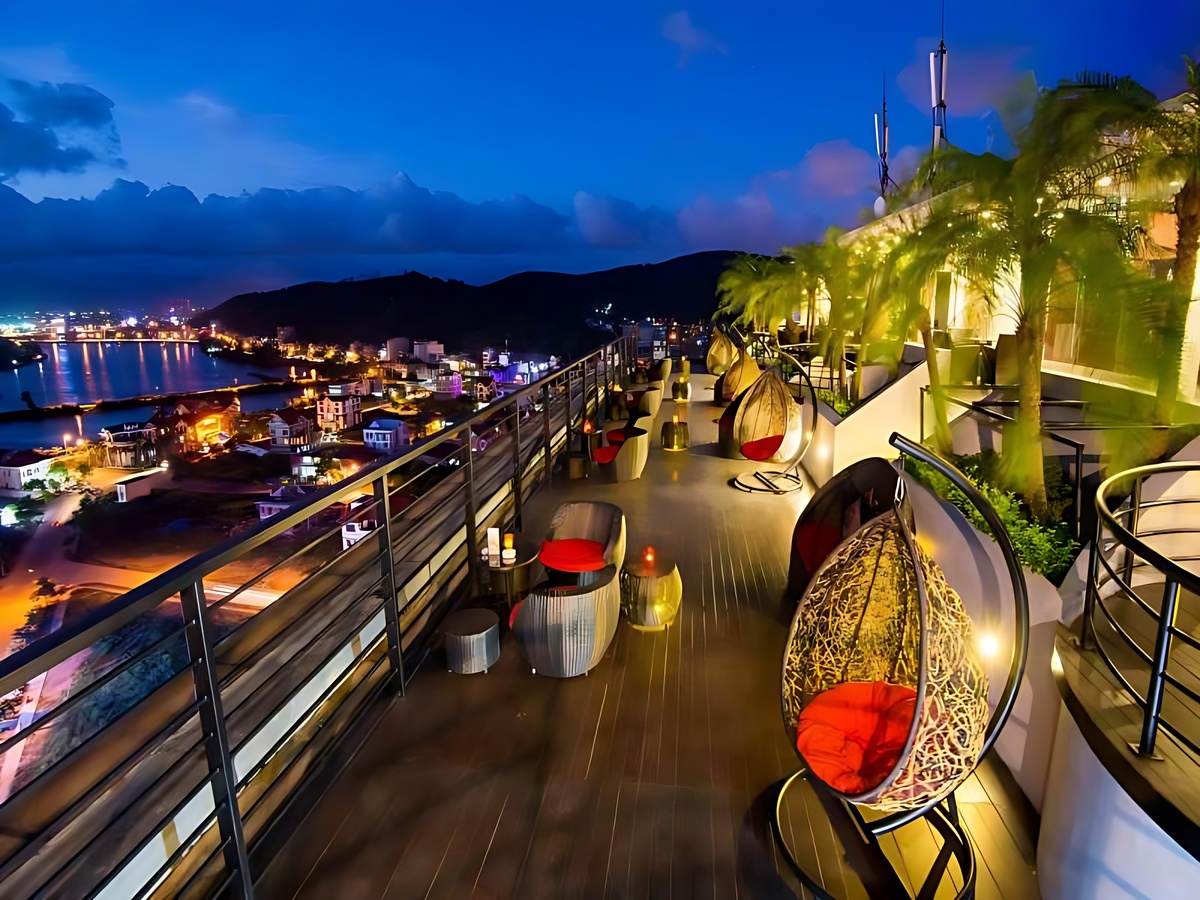 Rooftop Cafe Hạ Long với tầm nhìn vịnh và thành phố