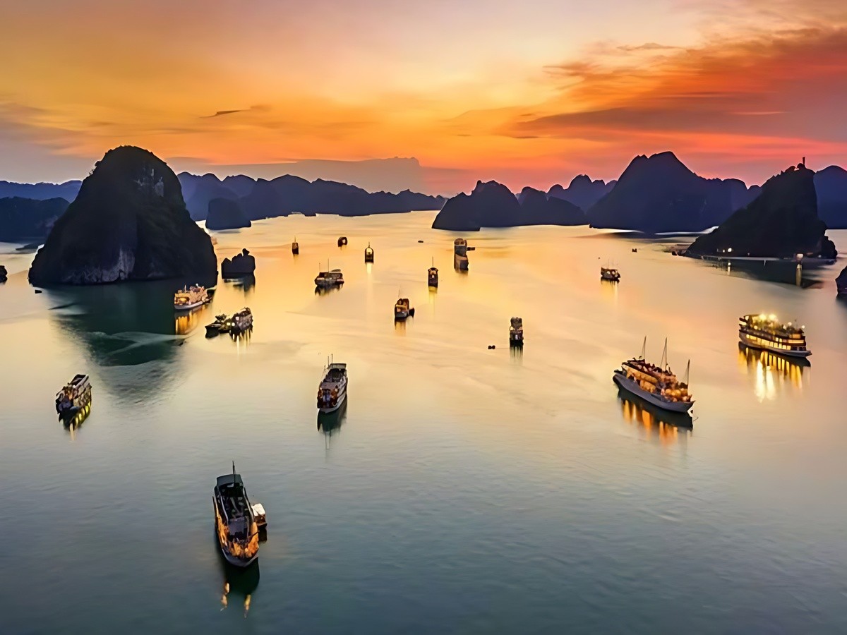 Du khách ngắm cảnh Hạ Long vào thời điểm du lịch phù hợp để tiết kiệm chi phí