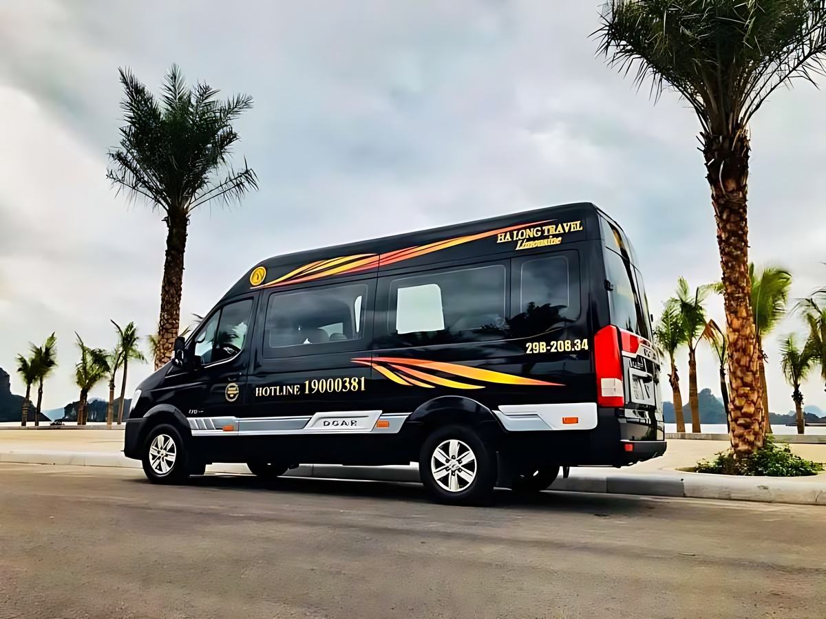 Xe khách hoặc limousine là phương tiện di chuyển tiết kiệm đến Hạ Long