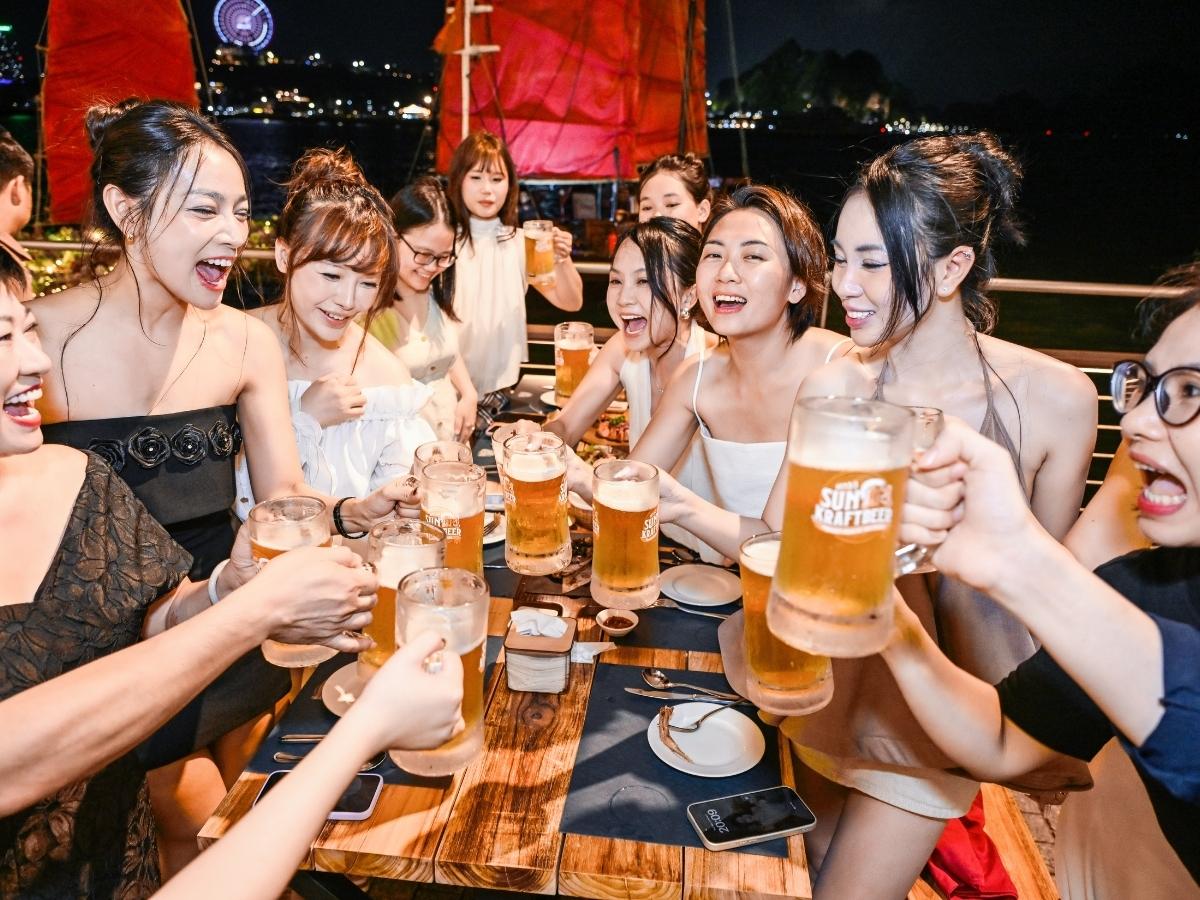 Bạn có thể dùng bữa tại Nhà hàng bia Sun Bavaria, thưởng thức các món hải sản Quảng Ninh cùng bia thủ công Sun KraftBeer