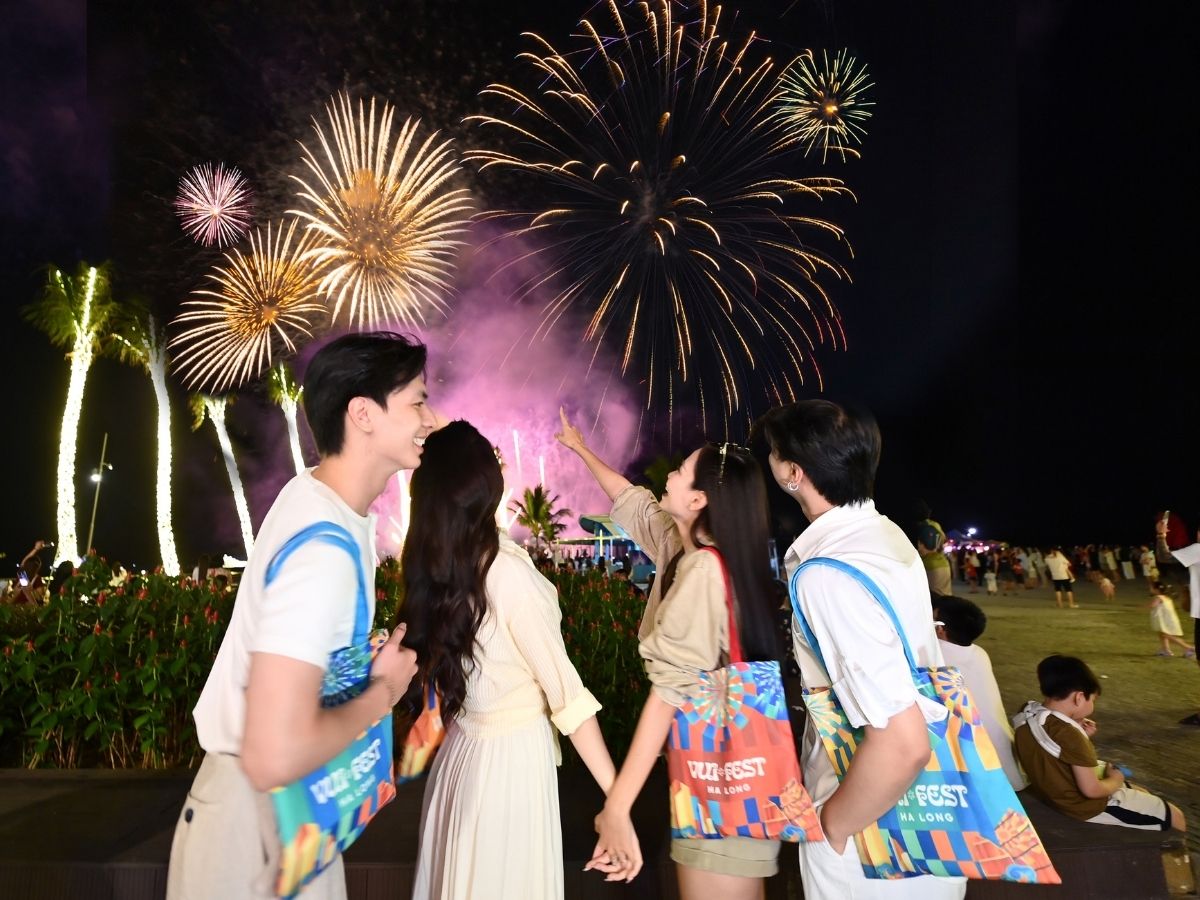 Sau một ngày khám phá, VUI-Fest Ha Long là điểm hẹn lý tưởng để tiếp tục hành trình khi thời tiết Hạ Long tháng 8 dịu mát hơn về đêm