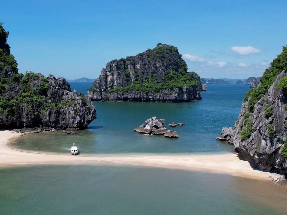 Thời tiết Hạ Long tháng 8 là giai đoạn cuối mùa hè, khi Hạ Long vẫn giữ được vẻ đẹp biển xanh, nắng vàng và nhiều hoạt động du lịch hấp dẫn