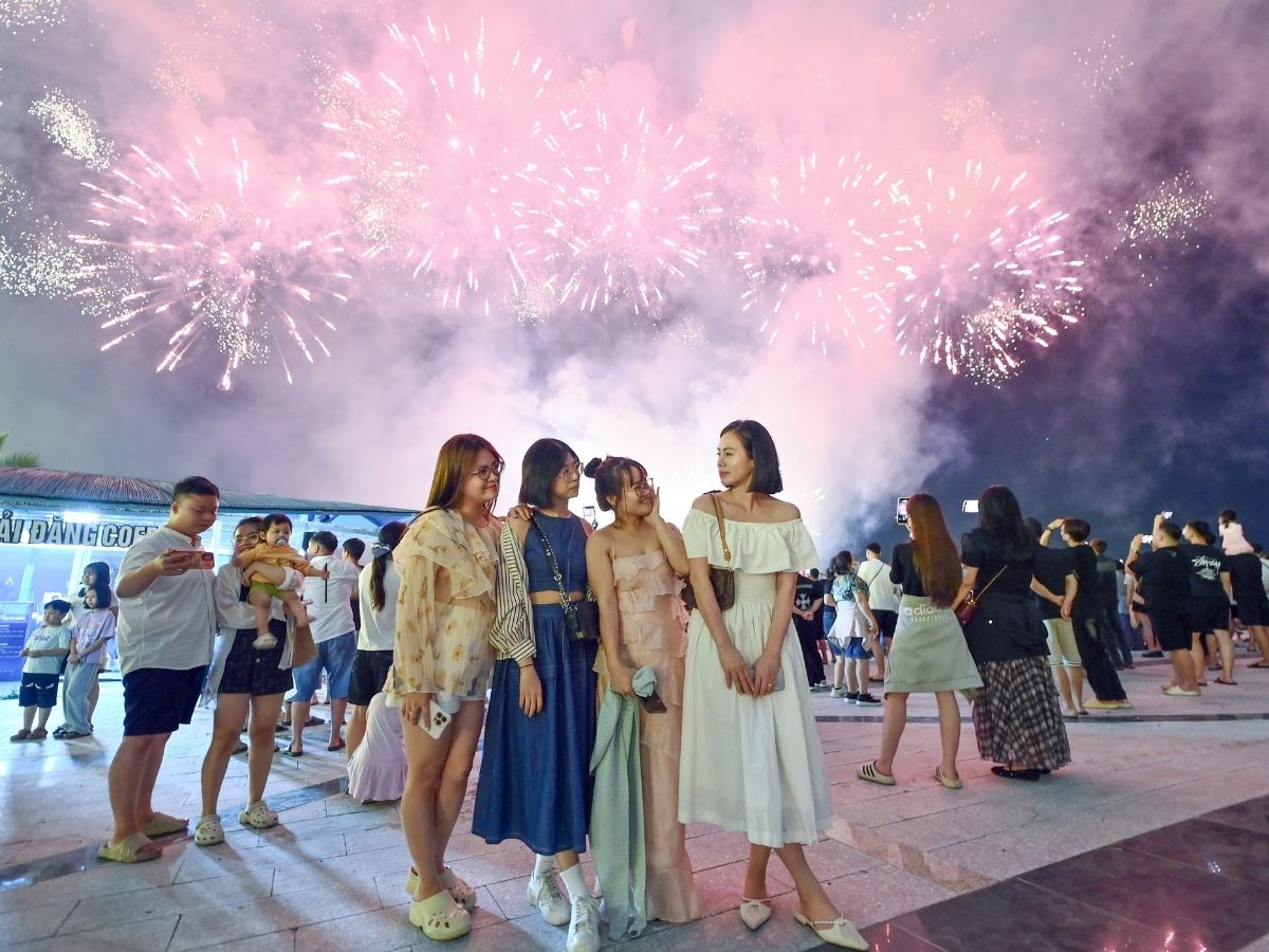 VUI-Fest Ha Long là một lựa chọn đáng cân nhắc với không gian ẩm thực và các hoạt động giải trí về đêm, giúp hành trình không bị kết thúc quá sớm.