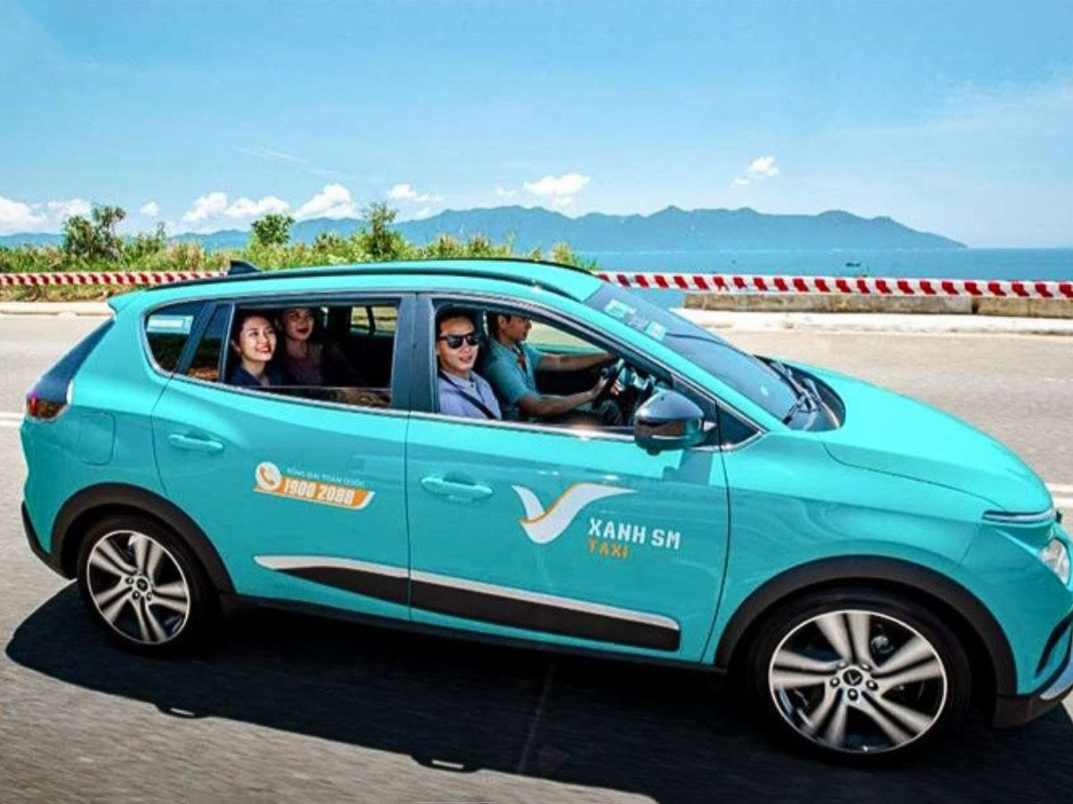 Taxi hoặc xe công nghệ là lựa chọn phù hợp với gia đình, nhóm bạn hoặc du khách mang theo nhiều hành lý khi đến Hạ Long (Nguồn: Sưu tầm)