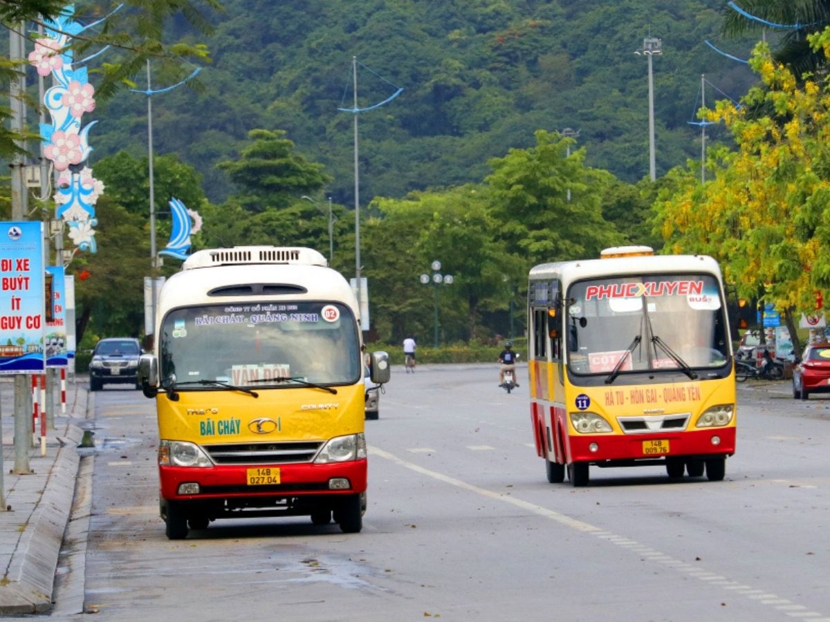 Xe buýt hoặc phương tiện công cộng là lựa chọn phù hợp với du khách muốn tiết kiệm chi phí di chuyển (Nguồn: Sưu tầm)