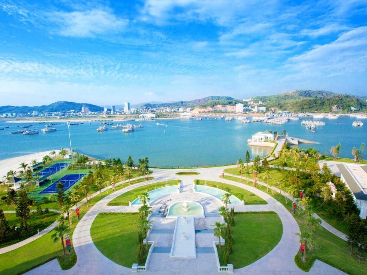 Với quỹ thời gian ngắn, du khách có thể lựa chọn lịch trình kết hợp Tuần Châu và Bãi Cháy trong nửa ngày để tận dụng thời gian khám phá Hạ Long (Nguồn: Sưu tầm)