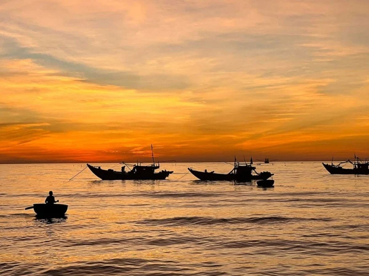 Bạn nên đến Mũi Sa Vĩ từ khoảng 5h00–5h30 để kịp chiêm ngưỡng những tia nắng đầu tiên trên biển