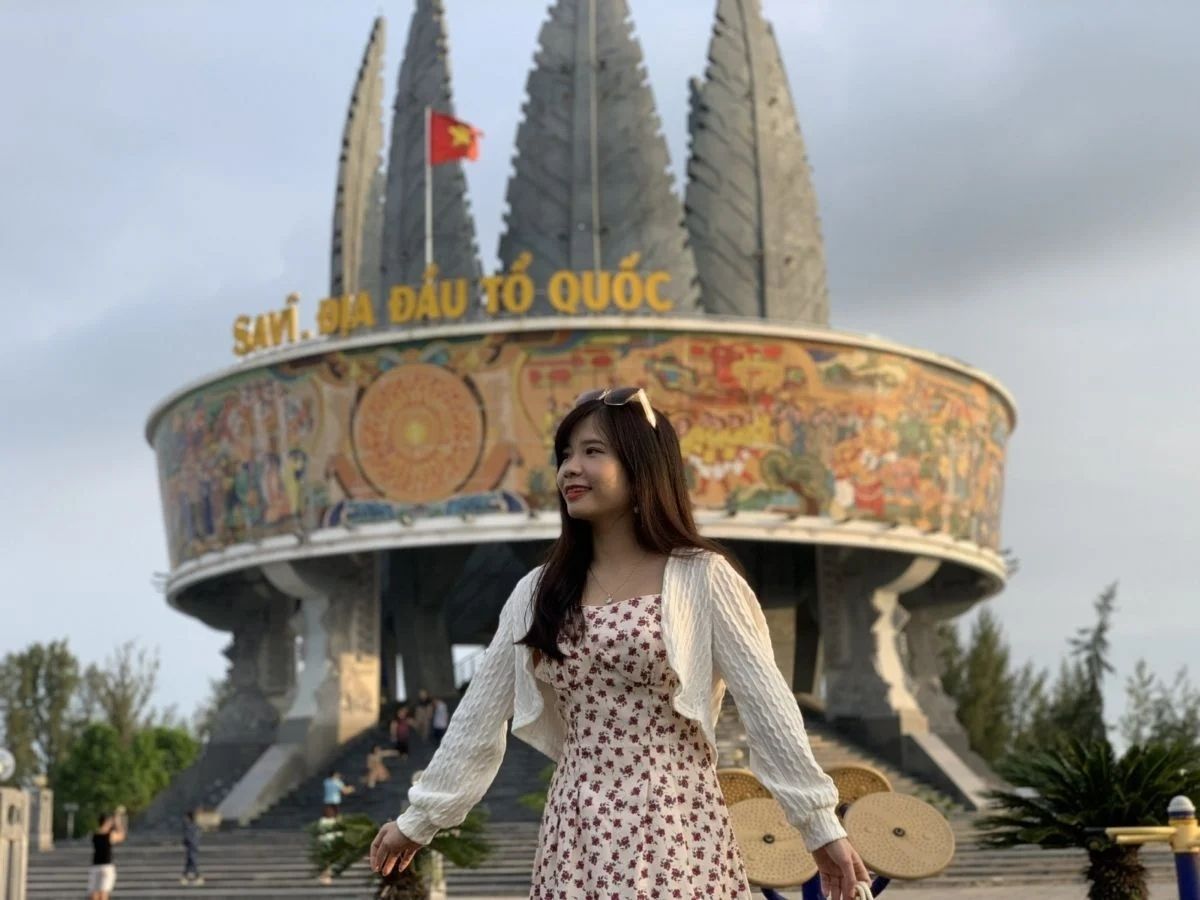 Quảng trường Sa Vĩ là công trình mang tính biểu tượng của vùng địa đầu Đông Bắc