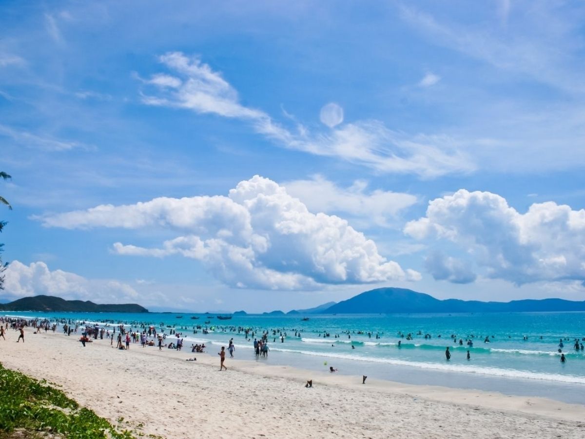 Chỉ cách Mũi Sa Vĩ vài phút di chuyển, bãi biển Trà Cổ là điểm dừng chân lý tưởng để tiếp tục tận hưởng không khí trong lành của buổi sáng