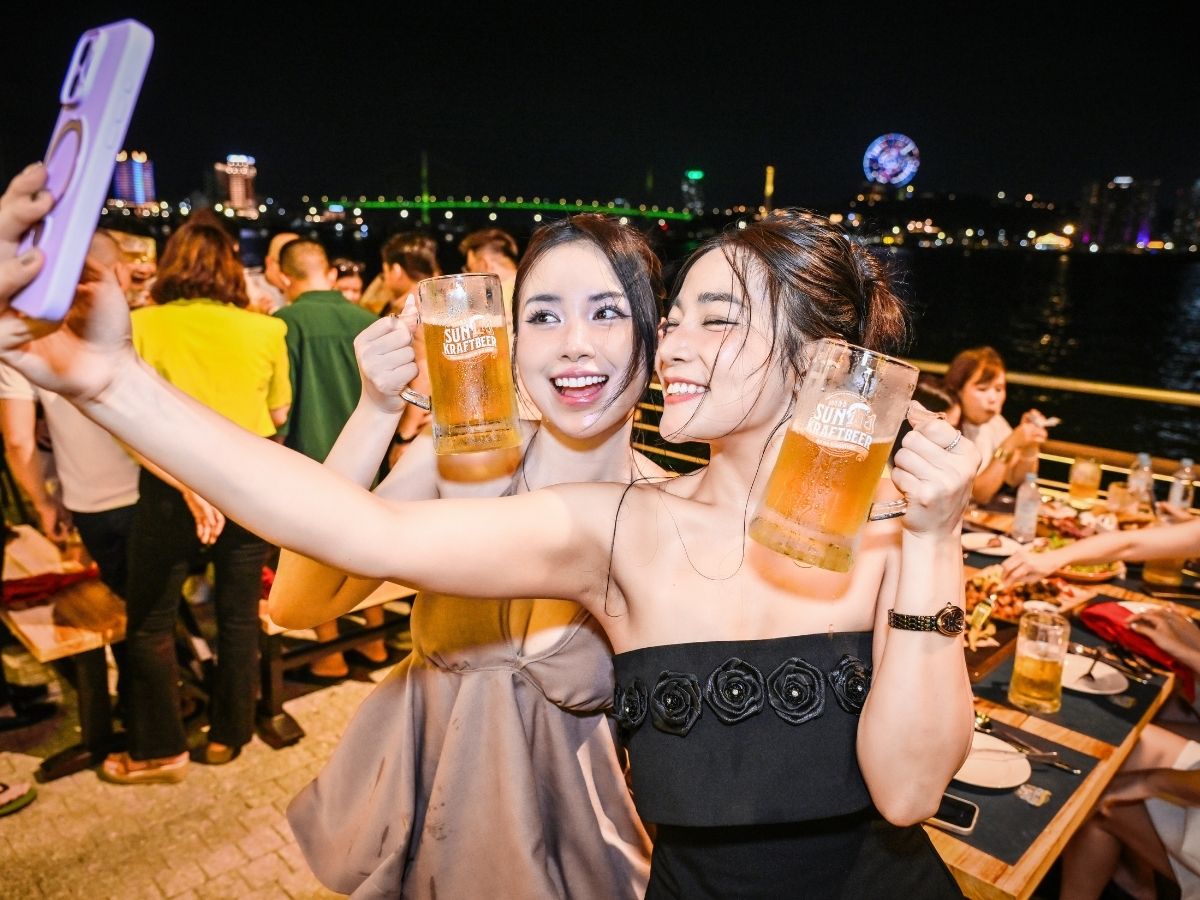 Nếu muốn kết hợp trải nghiệm ẩm thực cùng lịch bắn pháo hoa Hạ Long mới nhất, Nhà hàng bia Sun Bavaria là điểm dừng chân không nên bỏ lỡ.
