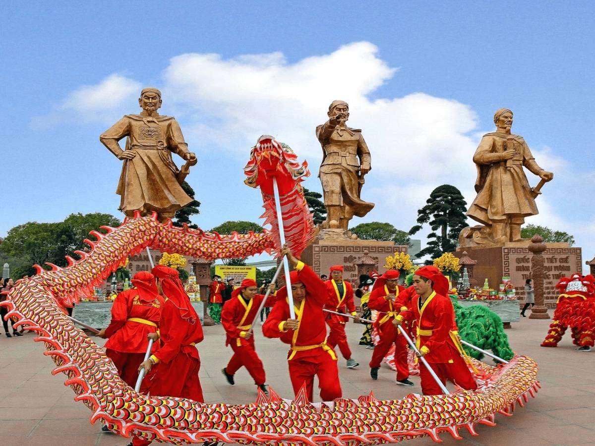 Lễ hội được tổ chức vào ngày mùng 8 tháng Ba âm lịch hằng năm tại khu di tích Bạch Đằng