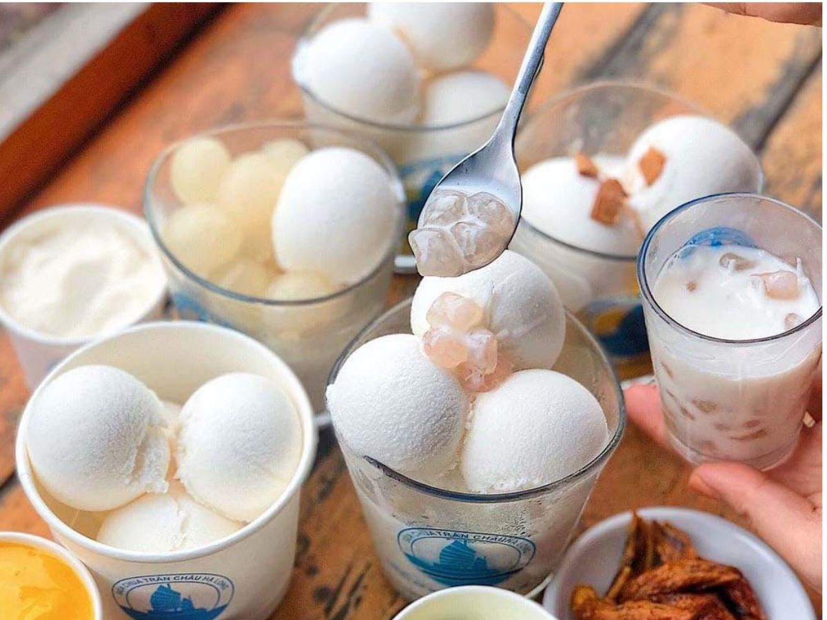 Sữa chua trân châu Hạ Long là một trong những món ăn vặt nổi tiếng gắn liền với du lịch Quảng Ninh