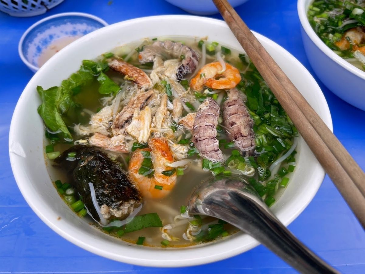 Bắt đầu ngày mới với món bún Cù Kỳ Hạ Long đặc sản nơi đây
