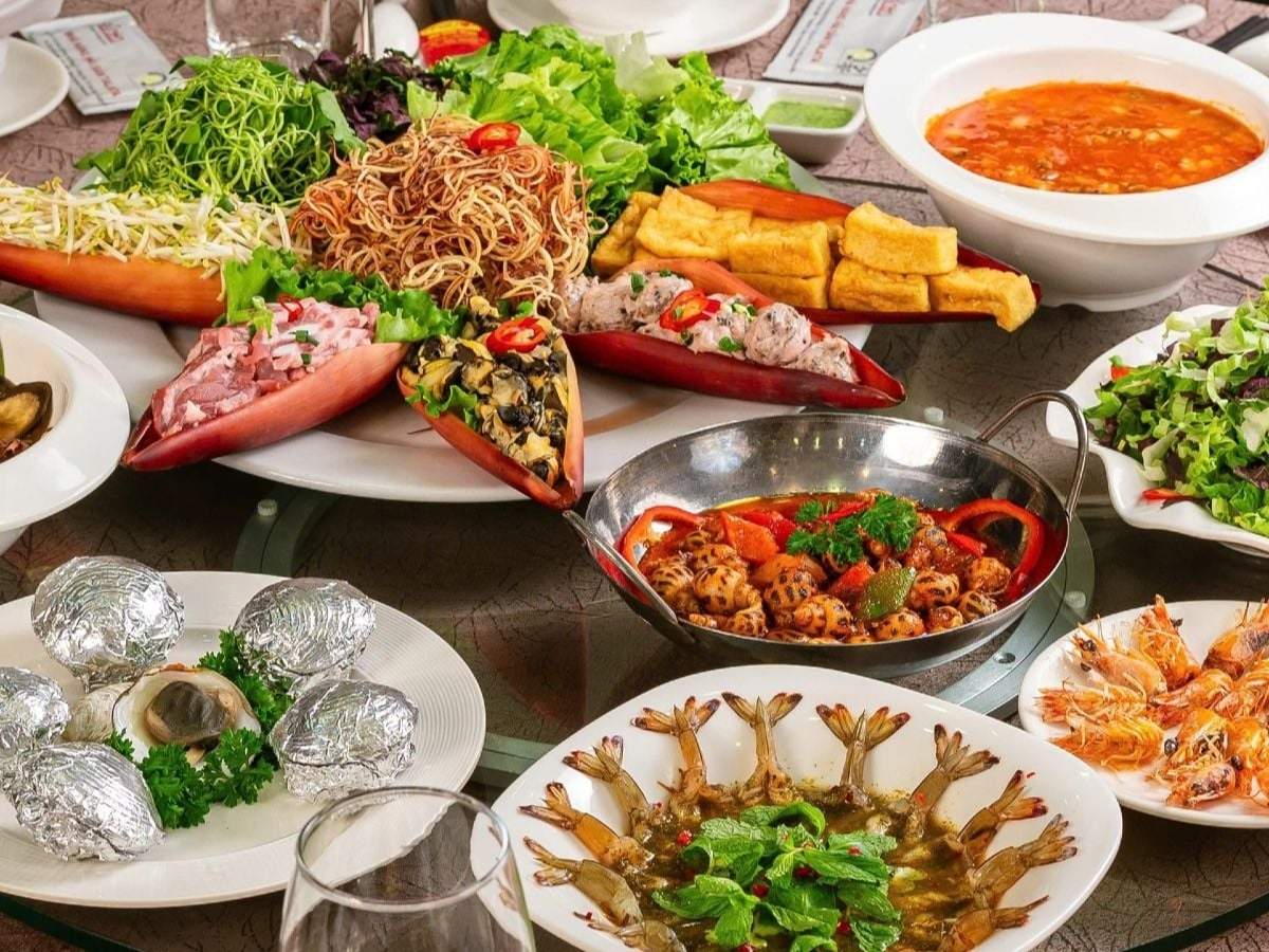 Khu vực Bãi Cháy là điểm đến quen thuộc của du khách với nhiều nhà hàng hải sản có không gian rộng rãi, hiện đại và tầm nhìn đẹp hướng ra vịnh