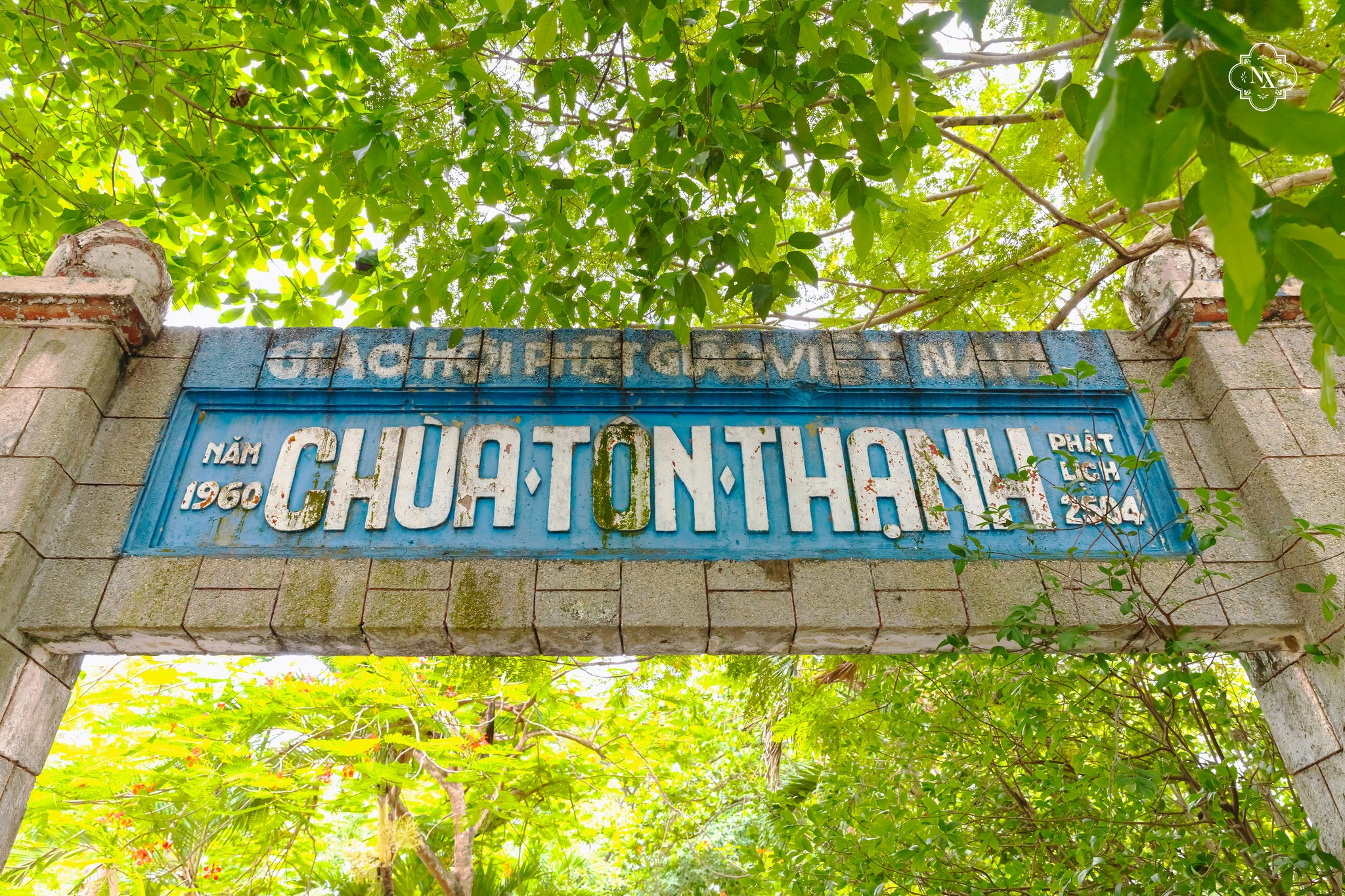 Sự thay đổi tên gọi này không chỉ phản ánh quy định của triều đình và sự thích nghi của ngôi chùa với bối cảnh lịch sử đương thời