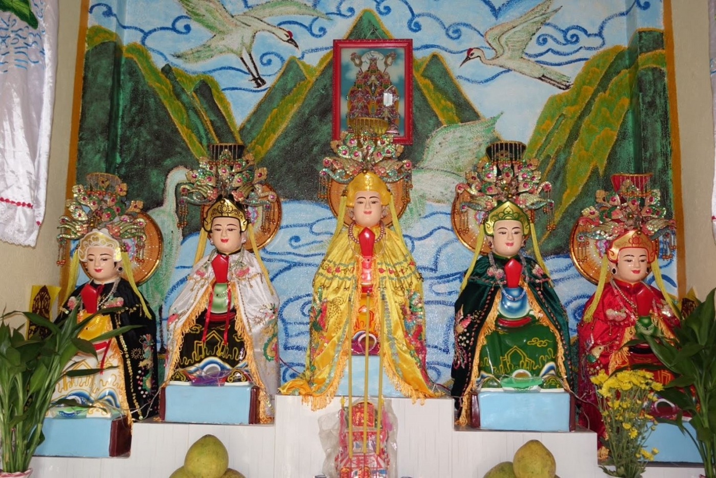 Bàn thờ 5 cô tại Miếu Bà Ngũ Hành.