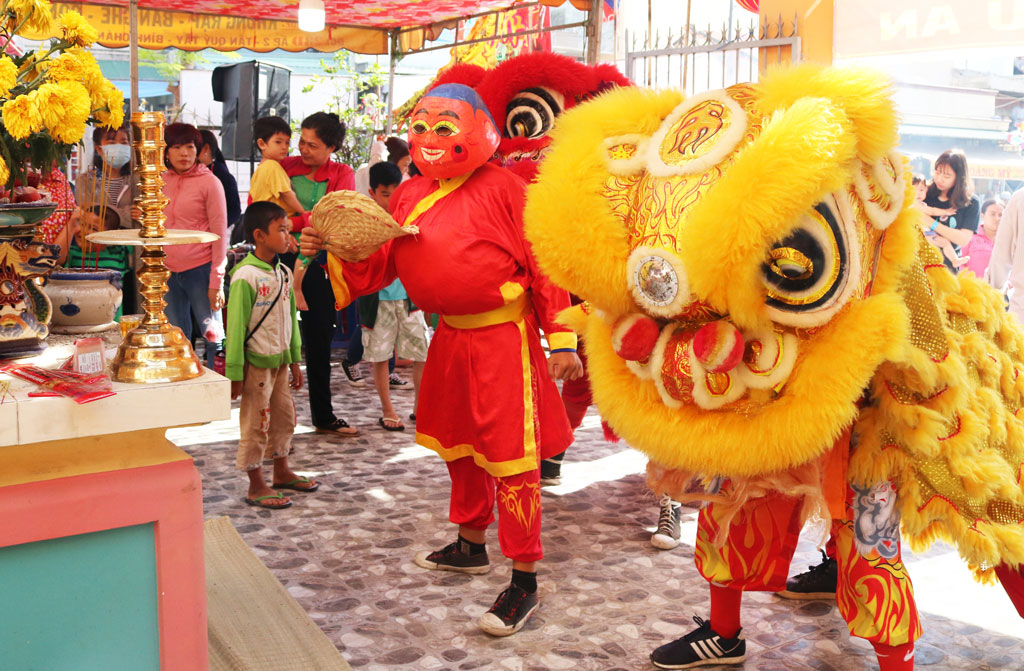 Múa lân là một trong những hoạt động không thể thiếu trong lễ hội tại miếu Bà Ngũ Hành Nương Nương